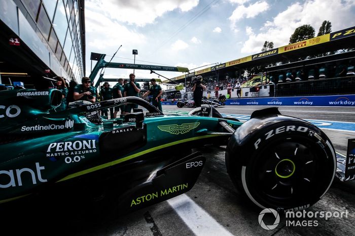 Lance Stroll, Aston Martin AMR22, sale del garaje