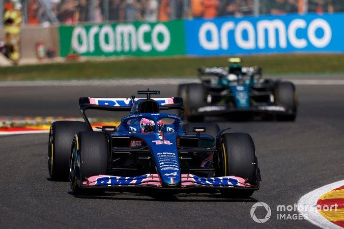 Fernando Alonso, Alpine A522, Sebastian Vettel, Aston Martin AMR22