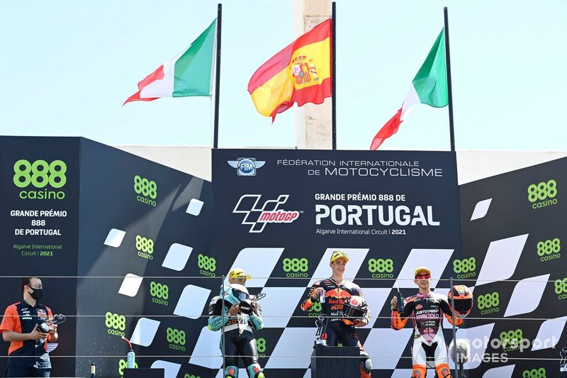 Pedro Acosta, Red Bull KTM Ajo, Dennis Foggia, Leopard Racing, Andrea Migno, Rivacold Snipers Team en el podio