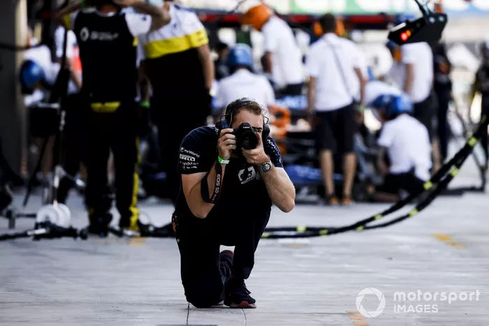 Un fotógrafo apunta en el pit lane