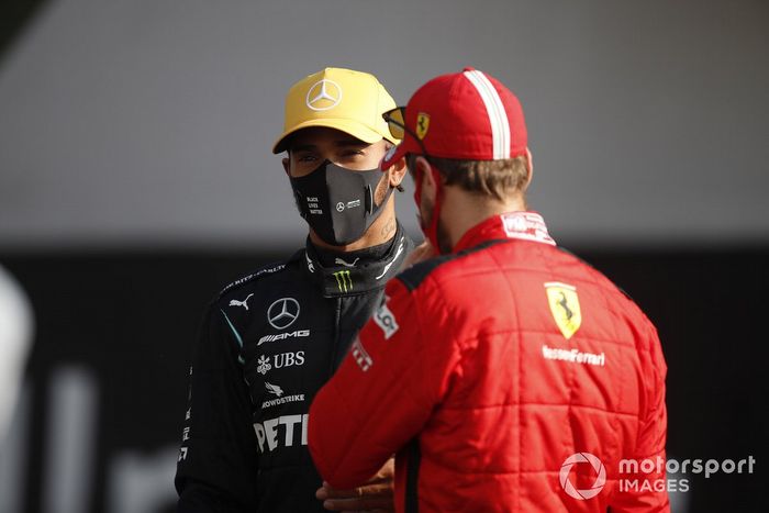 Lewis Hamilton, Mercedes-AMG F1, Sebastian Vettel, Ferrari, durante la foto de grupo de los pilotos al final de la temporada