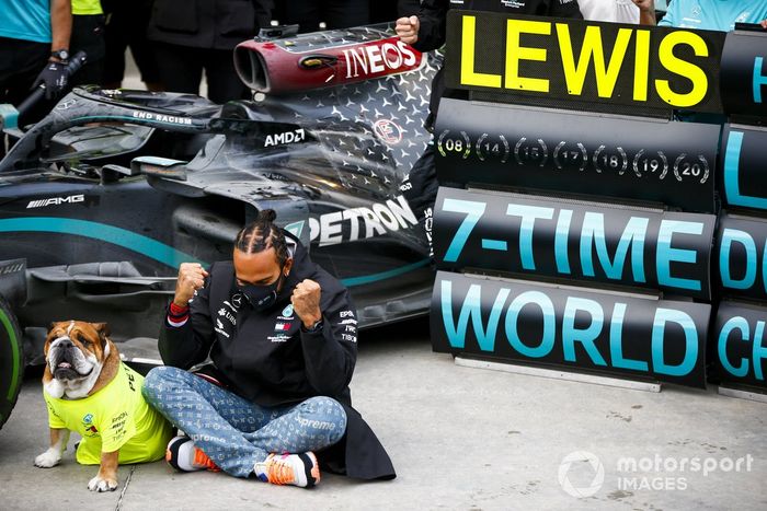 Lewis Hamilton, Mercedes-AMG F1 y el equipo de Mercedes celebran después de haber conseguido el séptimo título del campeonato mundial de pilotos