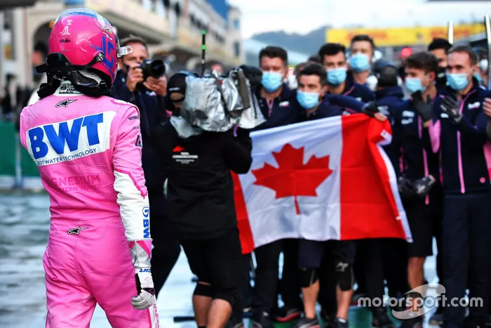 Ganador de la pole Lance Stroll, Racing Point, celebra