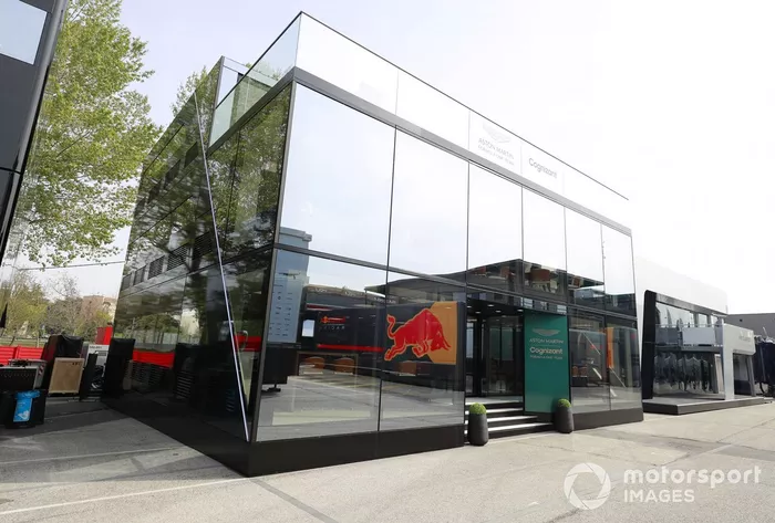 El motorhome de Aston Martin en el paddock