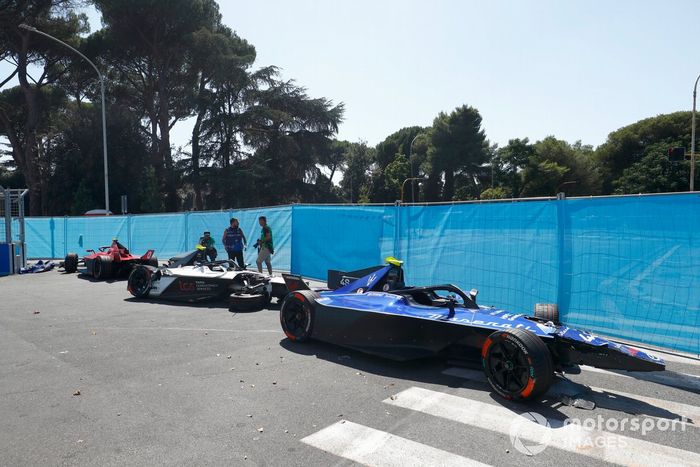 Los coches dañados de Edoardo Mortara, Maserati Racing, Maserati Tipo Folgore, Andre Lotterer, Andretti Autosport, Porsche 99X Electric Gen3, Sam Bird, Jaguar Racing, Jaguar I-TYPE 6, tras un fuerte accidente en la 9ª vuelta.