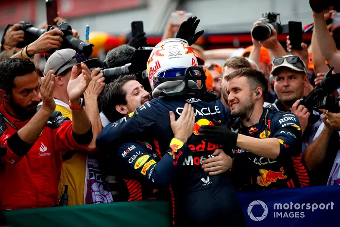 Max Verstappen, Red Bull Racing, 1ª posición, lo celebra con su equipo a su llegada al Parc Ferme