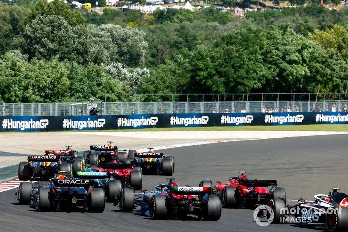 Max Verstappen, Red Bull Racing RB19, Lewis Hamilton, Mercedes F1 W14, Lando Norris, McLaren MCL60, Oscar Piastri, McLaren MCL60, el resto de la parrilla en la salida.