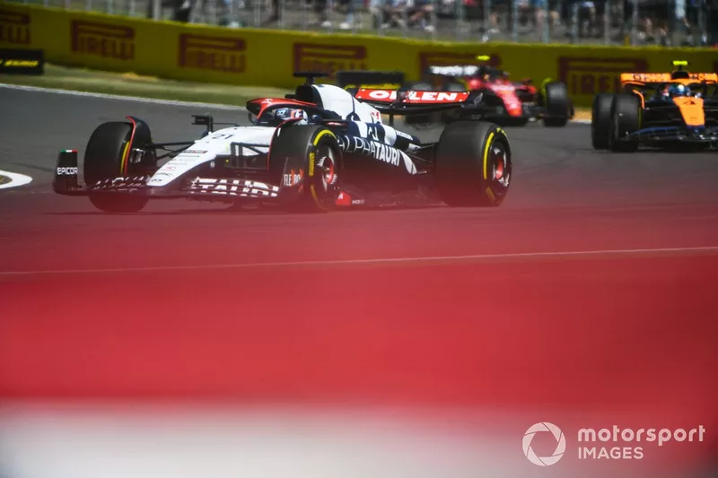 Nyck de Vries, AlphaTauri AT04, precede Lando Norris, McLaren MCL60, e Carlos Sainz, Ferrari SF-23