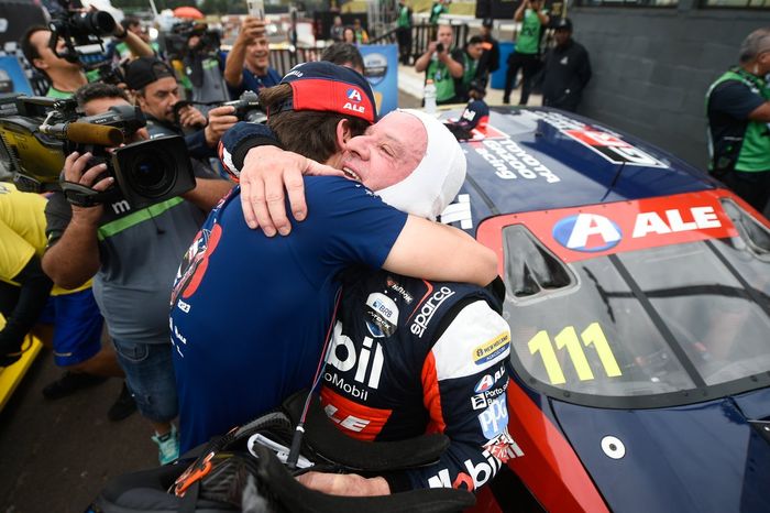 Rubens Barrichello abraça Dudu Barrichello após vitória em Tarumã