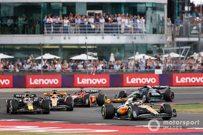 Lando Norris, McLaren MCL60, Max Verstappen, Red Bull Racing RB19, Oscar Piastri, McLaren MCL60