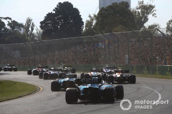 George Russell, Williams Racing FW42, y Robert Kubica, Williams FW42, al inicio