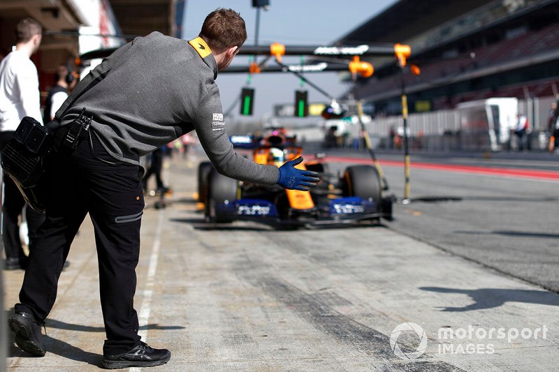 Lando Norris, McLaren MCL34 pits