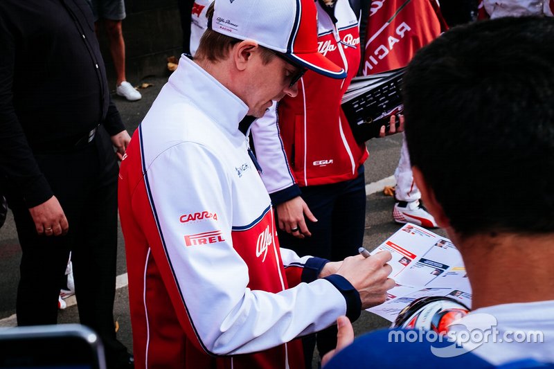 Kimi Raikkonen, Alfa Romeo Racing, firma autografi ai tifosi
