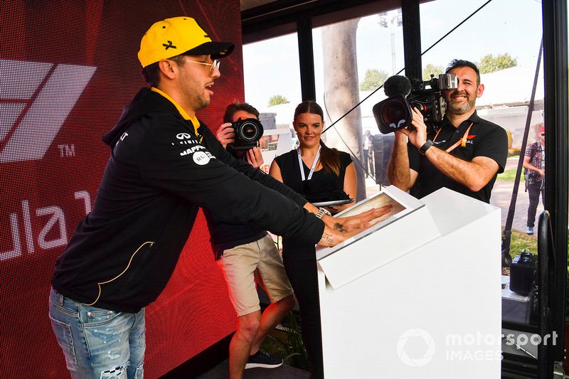 Daniel Ricciardo, Renault hand mould