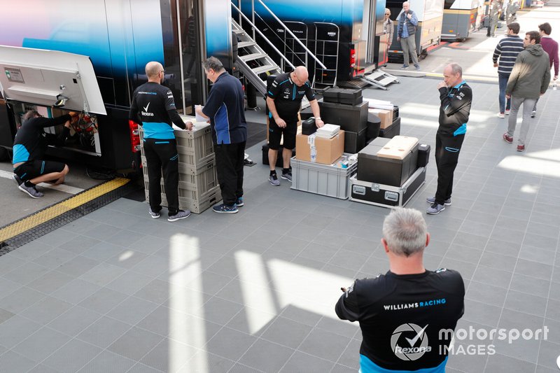 Williams Racing mekanikerleri ve kargosu