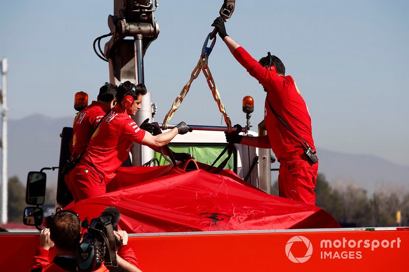 La monoposto di Sebastian Vettel, Ferrari SF90 viene riportata nel garage coperta da un telo