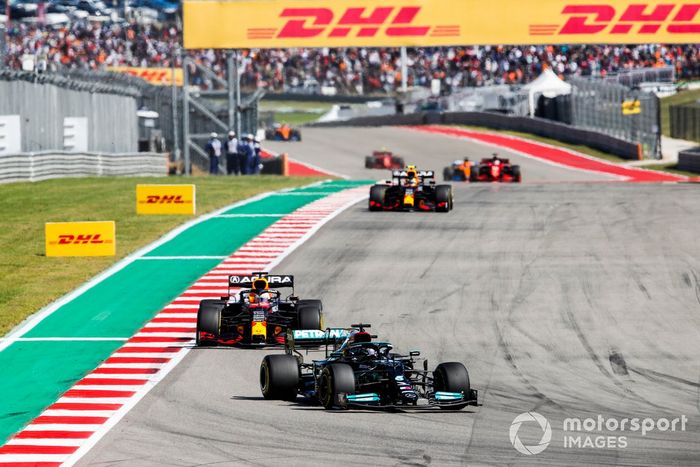 Lewis Hamilton, Mercedes W12, Max Verstappen, Red Bull Racing RB16B, y Sergio Pérez, Red Bull Racing RB16B