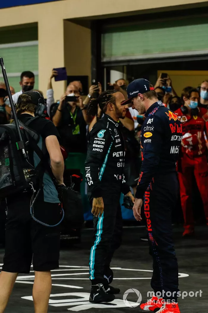 Max Verstappen, Red Bull Racing, 1ª posición, Lewis Hamilton, Mercedes, 2ª posición, se felicitan mutuamente en el Parc Ferme tras la carrera