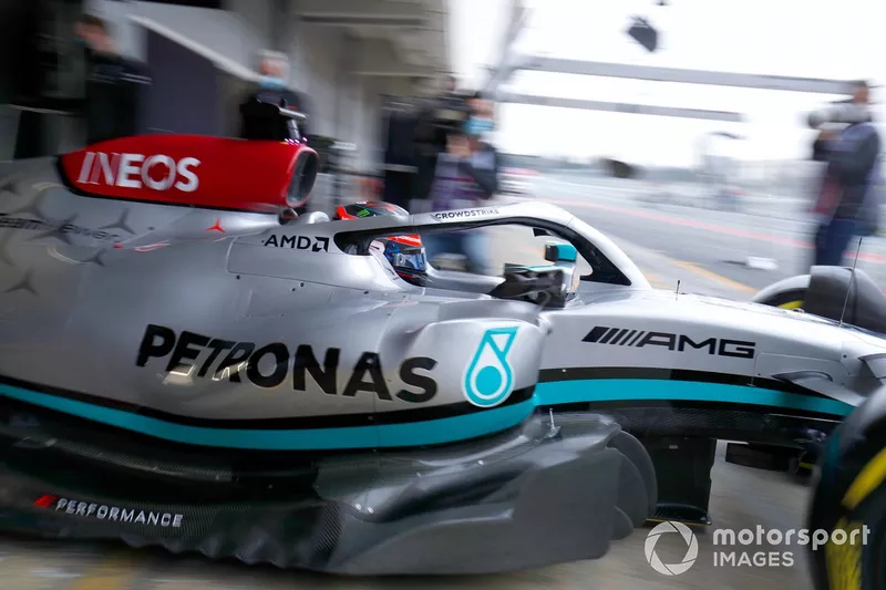 George Russell, Mercedes W13, sort de son garage