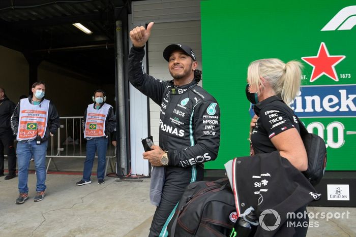 Ganador de la pole  para la carrera sprint Lewis Hamilton, de Mercedes, y Angela Cullen, fisioterapeuta de Lewis Hamilton, en el Parc Ferme