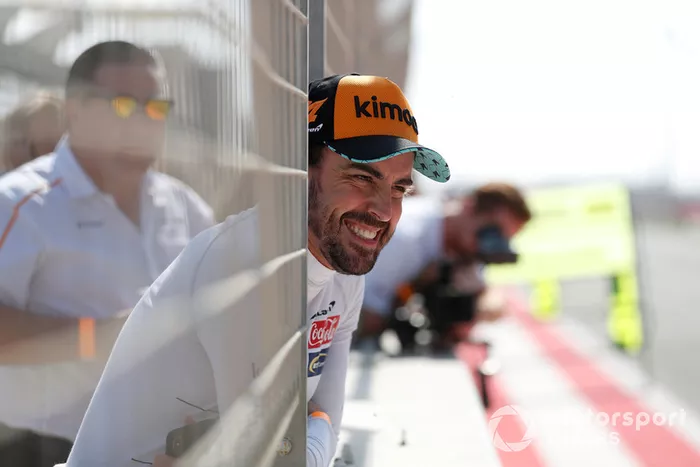 El mal ambiente en el equipo hizo que el español regresara a Renault el año siguiente y el respeto llegó gradualmente entre ambos a lo largo de los años, especialmente cuando Alonso anunció su salida de la F1 el año pasado. Entonces, Hamilton declaró que el español era 