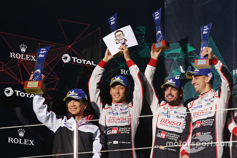 Podio LMP1: ganadores, Mike Conway, Kamui Kobayashi, Jose Maria Lopez, Toyota Gazoo Racing con Shigeki Tomoyama, Presidente Gazoo Racing Company
