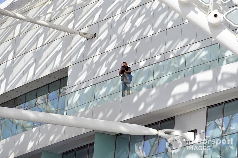 Jerry Andre, Photographe, prend des photos depuis l'hôtel Yas Viceroy