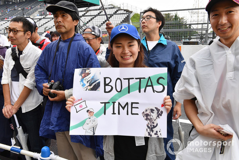 Valtteri Bottas, Mercedes AMG F1 fan and banner
