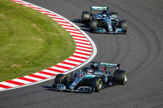 Lewis Hamilton, Mercedes AMG F1 W09, voor Valtteri Bottas, Mercedes AMG F1 W09