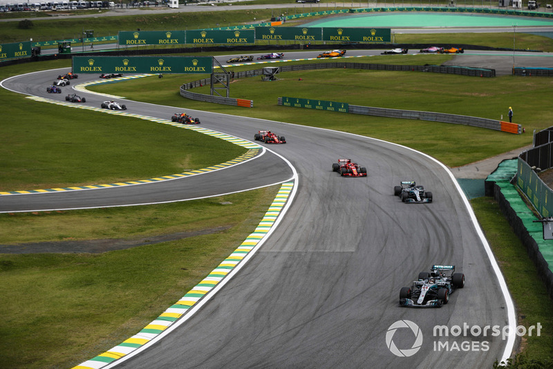 Lewis Hamilton, Mercedes AMG F1 W09, devant Valtteri Bottas, Mercedes AMG F1 W09, Sebastian Vettel, Ferrari SF71H, Kimi Raikkonen, Ferrari SF71H, Max Verstappen, Red Bull Racing RB14 Tag Heuer, et le reste du peloton