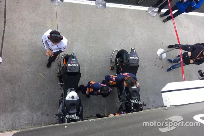 Mecánicos del Repsol Honda preparan las motos de Marc Márquez