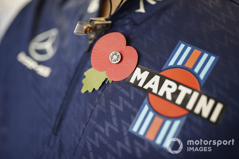 Una amapola en la camisa de un miembro de Williams