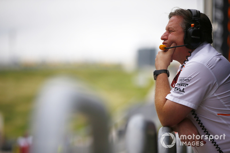 Zak Brown, Director Ejecutivo, McLaren Racing, observa desde los boxes.