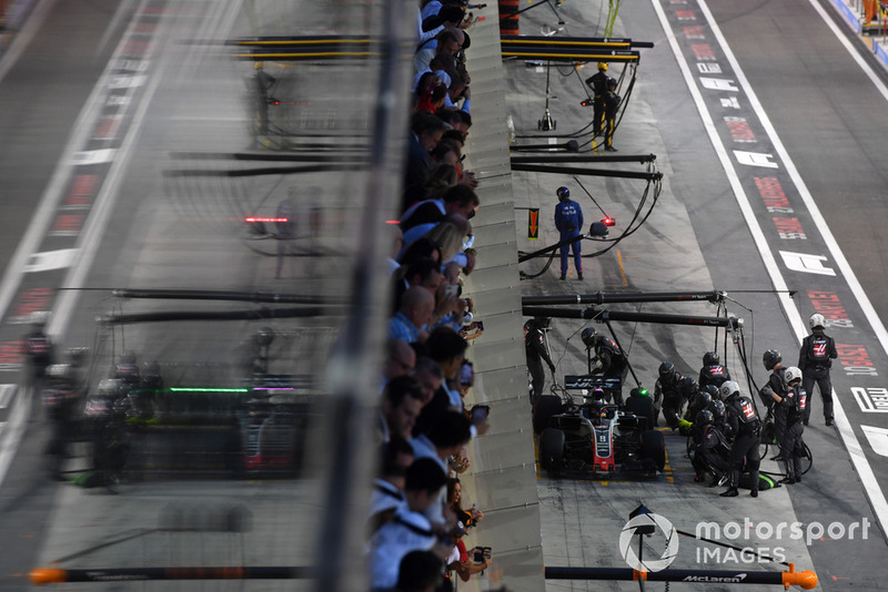 Romain Grosjean, Haas F1 Team VF-18, pit stop