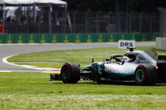 Lewis Hamilton, Mercedes AMG F1 W09 EQ Power+, finisce sull'erba mentre lotta con Daniel Ricciardo, Red Bull Racing RB14