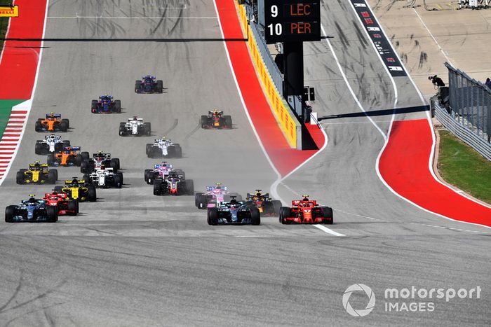 Lewis Hamilton, Mercedes-AMG F1 W09 y Kimi Raikkonen, Ferrari SF71H en la salida