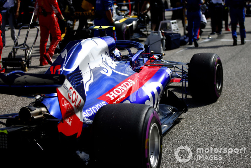 Pierre Gasly, Scuderia Toro Rosso STR13, en la parrilla