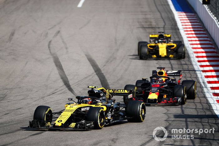 Carlos Sainz Jr., Renault Sport F1 Team R.S. 18, lidera a  Daniel Ricciardo, Red Bull Racing RB14, y Nico Hulkenberg, Renault Sport F1 Team R.S. 18