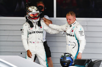 Valtteri Bottas, Mercedes AMG F1, félicite le vainqueur Lewis Hamilton, Mercedes AMG F1