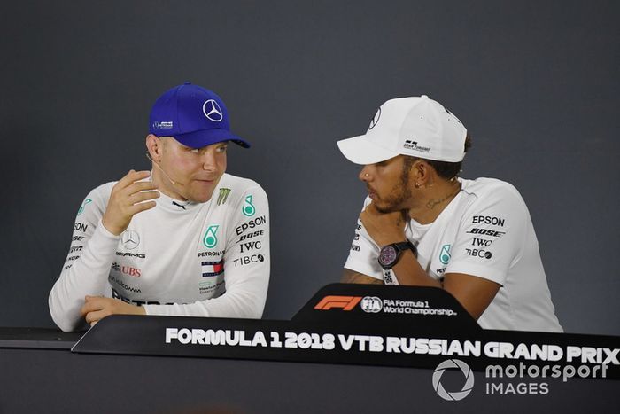 Los pilotos de Mercedes charlaban en rueda de prensa