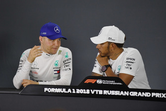 Valtteri Bottas, Mercedes AMG F1 e Lewis Hamilton, Mercedes AMG F1, nella conferenza stampa