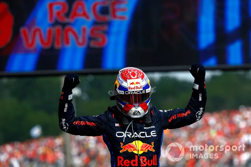 Max Verstappen, Red Bull Racing, 1ère position, fête son arrivée au Parc Ferme