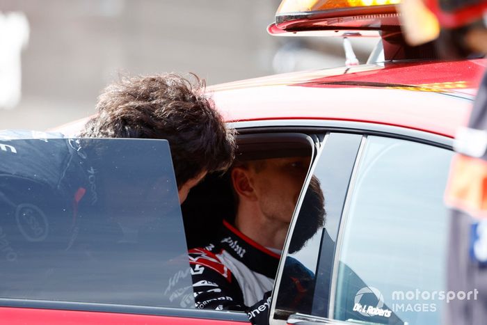 Nico Hulkenberg, Haas F1 Team, en el coche médico tras un accidente en la primera vuelta.