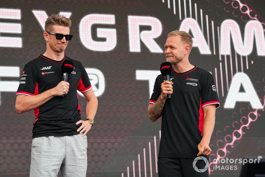 Kevin Magnussen, Haas F1 Team, Nico Hulkenberg, Haas F1 Team, en el escenario de un acto con aficionados