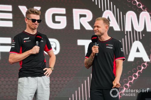 Kevin Magnussen, Haas F1 Team, Nico Hulkenberg, Haas F1 Team, en el escenario de un acto con aficionados