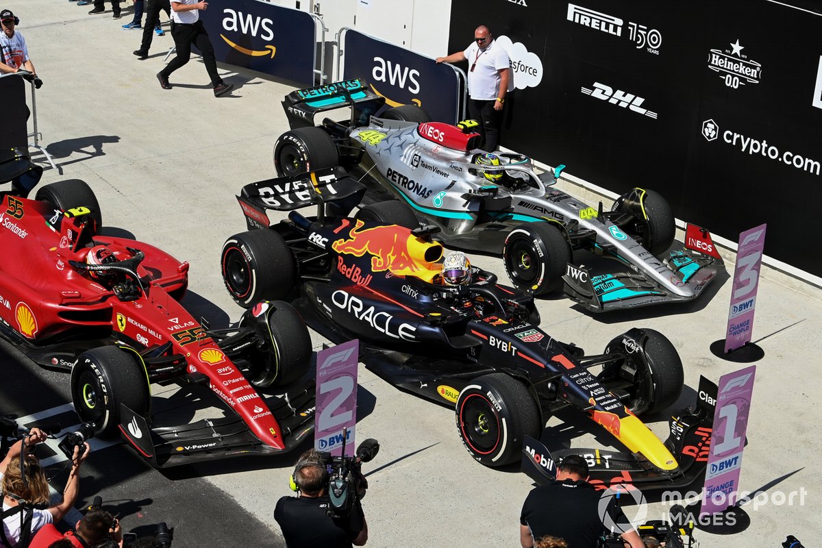 Carlos Sainz, Ferrari F1-75, 2nd position, Max Verstappen, Red Bull Racing RB18, 1st position, Lewis Hamilton, Mercedes W13, 3rd position, arrive in Parc Ferme