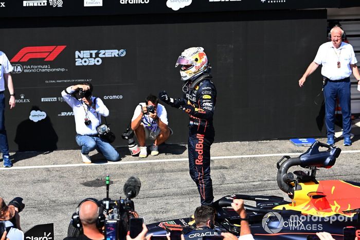 Max Verstappen, Red Bull Racing, 1ª posición, celebra su llegada al Parc Ferme