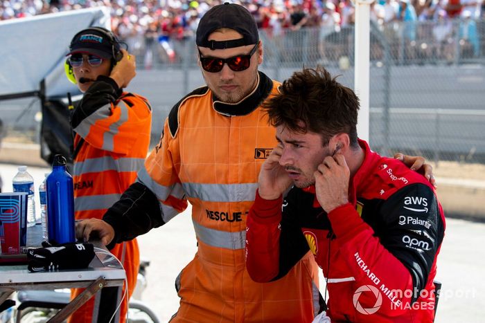 Un abatido Charles Leclerc, Ferrari F1-75, tras su choque en Le Beausset