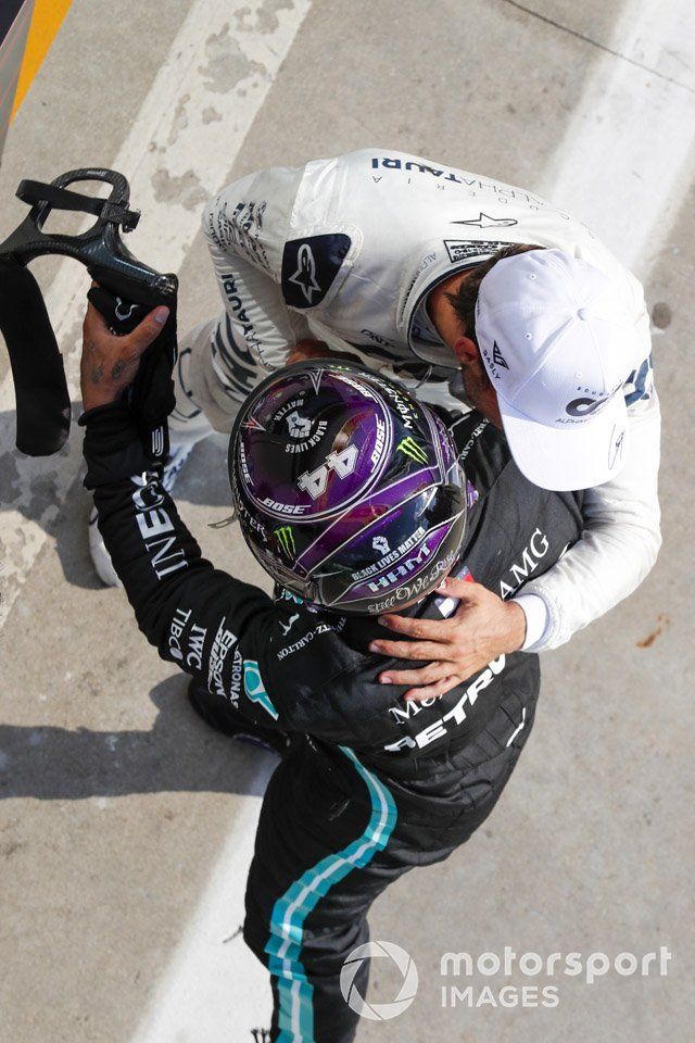 Lewis Hamilton, Mercedes-AMG F1 felicita al ganador Pierre Gasly, AlphaTauri