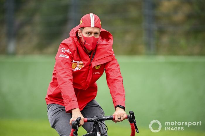 Sebastian Vettel, Ferrari, recorre la pista en bici